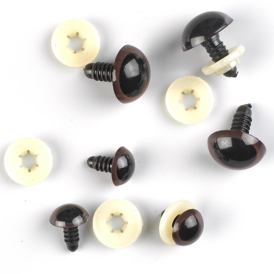 Dieren-steekoog plastic 15 mm 10 stuks donkerbruin