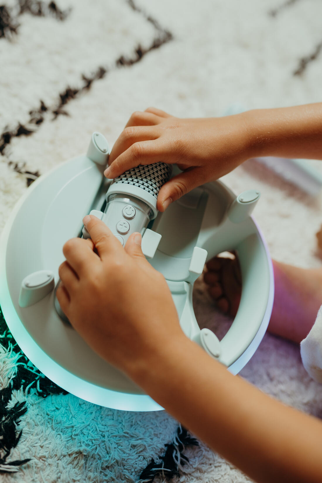 Kidykaraoke met 2 x 20w speakers & 2 draadloze micro's Kidykaraoke met 2 x 20w speakers & 2 draadloze micro's