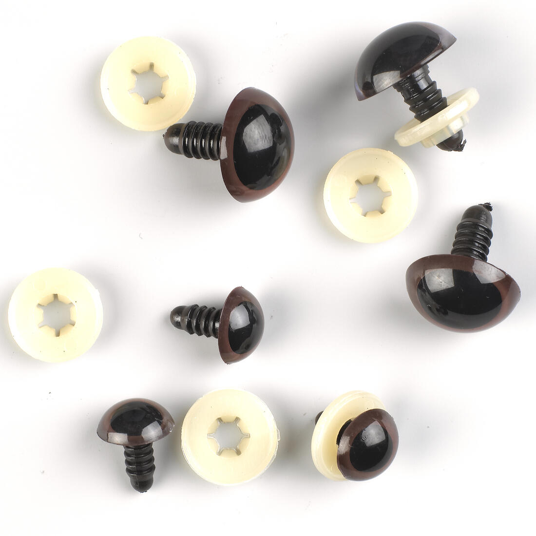 Dieren-steekoog plastic 18 mm 10 stuks donkerbruin