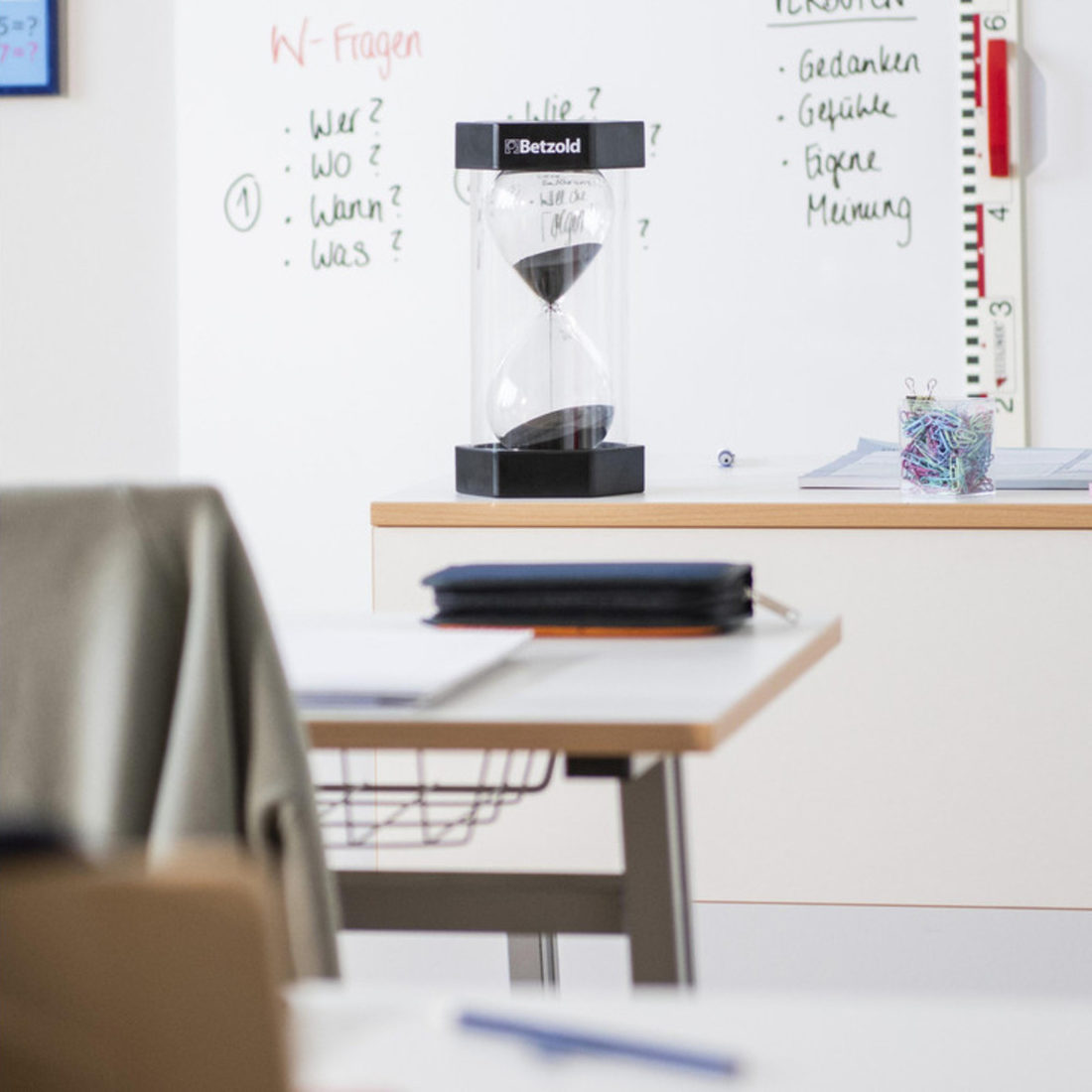 Reuze zandloper 30 minuten zwart 30 cm Reuze zandloper 30 minuten zwart 30 cm