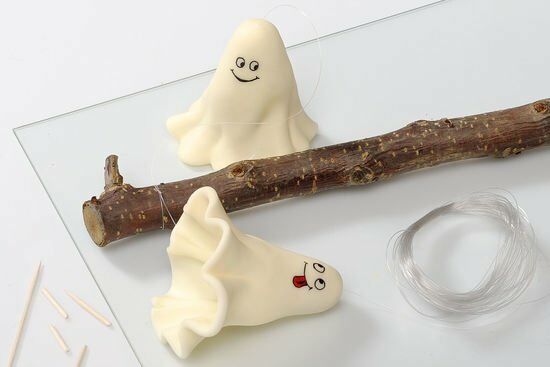 Knutselidee: FIMO-spookmobiel en spookraamsticker