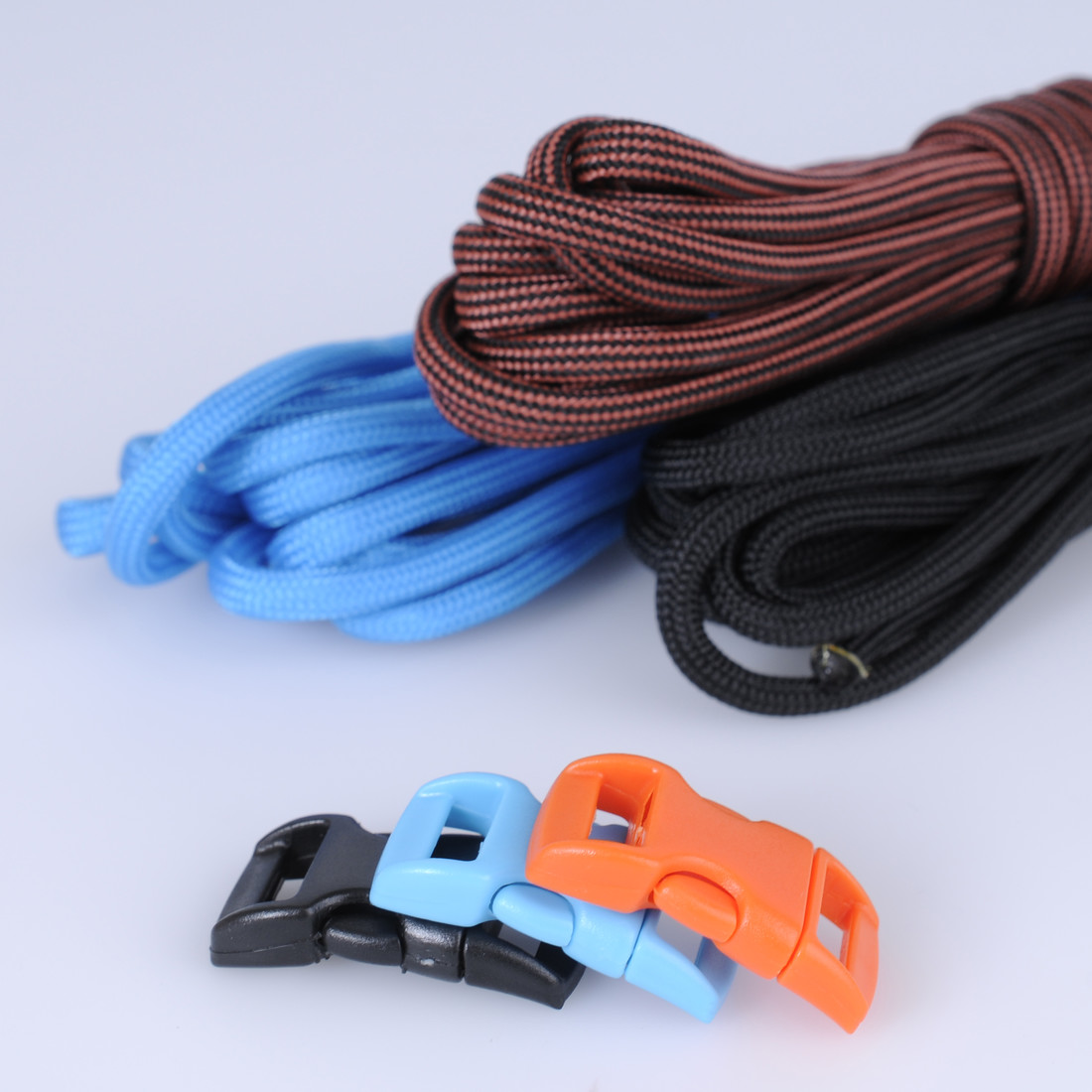 Paracord set 3 x 3 m 3 sluitingen zwart, blauw, rood Paracord set 3 x 3 m 3 sluitingen zwart, blauw, rood