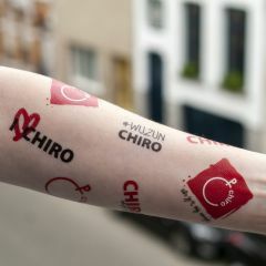 Phake tatoeagevel Chiro met 14 tattoos