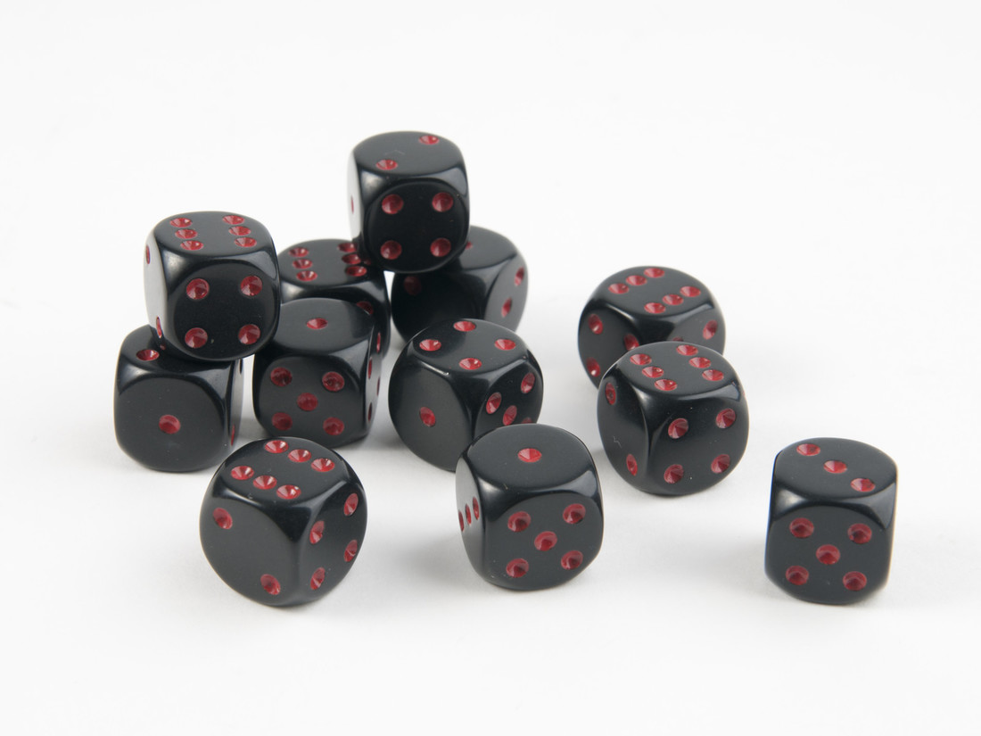 Dobbelsteen D6 16 mm zwart met wit set 12 stuks