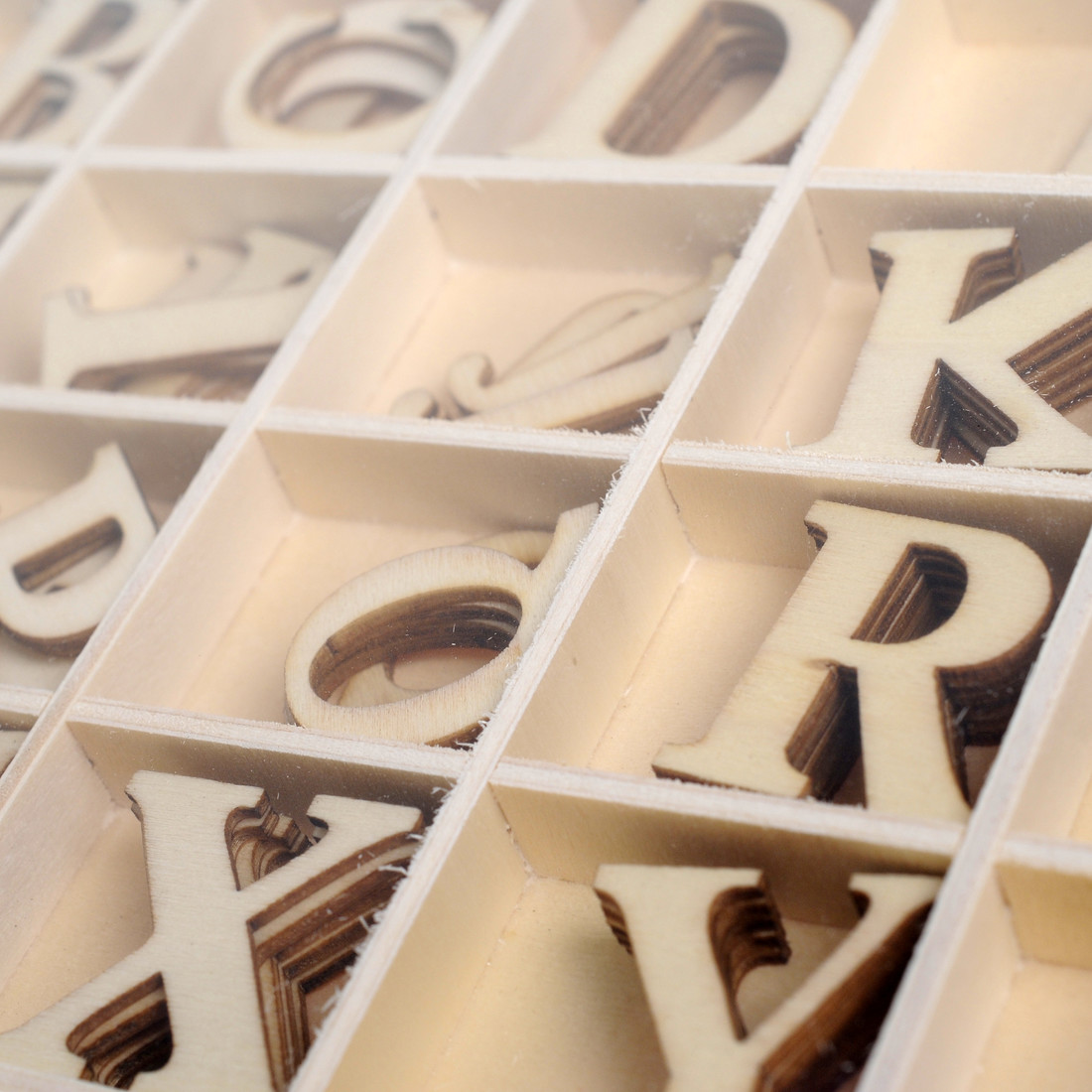 Houten letters 3 cm 130 stuks Houten letters 3 cm 130 stuks