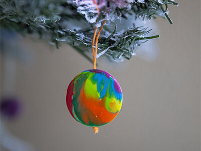 kleurrijke houten kerstballen
